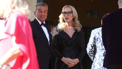 Bild: Karl-Josef Hildenbrand/dpa
Katharina Wagner und Michel Friedman stehen vor dem Start der Festspiele am Königsportal.