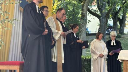 Bild: Joachim Gebhardt
Geistliche beider Konfessionen versammelten sich am Tag der Ökumene auf dem Annaberg um den Altar. Dritte von rechts ist die Predigerin Kirchenrätin Rebecca Scherf.