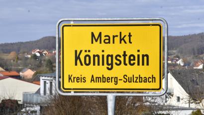 Bild: Petra Hartl
Das Ortschild von Königstein: Der Marktrat befasste sich in seiner jüngsten Sitzung mit mehreren richtungsweisenden Themen – darunter dem geplanten Mischgebiet „Stockäcker“ in Lunkenreuth sowie dem weiteren Ausbau der Glasfaserinfrastruktur.