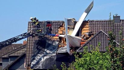 Bild: Fotoreport-DB/NWM-TV/dpa
Am Samstagvormittag war die Feuerwehr zu dem Absturz gerufen worden.