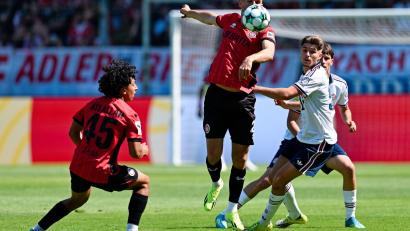 Bild: Uwe Anspach/dpa
Umkämpfter Test: Wiesbaden empfing den FC Bayern.