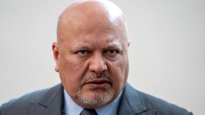 Bild: Peter Dejong/AP/dpa
Auf die Suspendierung folgt die Entlassung: der ehemalige Chefankläger Karim Khan. (Archivbild)