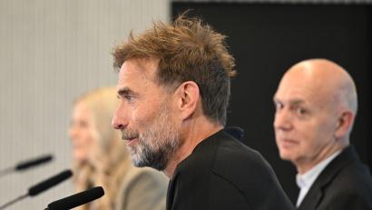 Bild: Florian Wiegand/dpa
Jürgen Klopp (Mitte) bei seiner Vorstellung als neuer Bundestrainer.