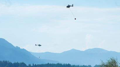 Bild: Uwe Lein/dpa
Hubschrauber bringen Löschwasser zu einem Wald- und Moorbrand. (Archivbild)