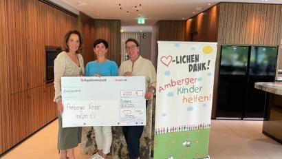 Bild: Andreas Gietl
Spendenübergabe bei Savoro in Amberg (von links): Katharina Ostermann, Claudia Potschigmann und Anne Wagner. Claudia Potschigmann überreicht einen Spendenscheck über 2.000 Euro an den Verein Amberger Kinder helfen e. V.