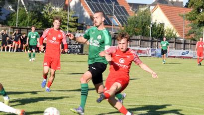 Bild: Rudi Gebert
Der SV Mitterteich besiegte am Freitag den SV Mistelgau mit 1:0. In dieser Szene versucht Marco Kießling (grünes Trikot), einen Gästespieler am Schuss zu hindern.