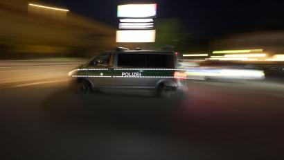 Bild: Karl-Josef Hildenbrand/dpa
Mit einem Streifenwagen verfolgten Polizisten den Raser. (Symbolbild)
