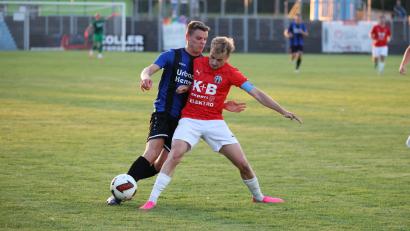 Bild: Dieter Jäschke
Intensive Zweikämpfe prägten das Oberpfalzderby zwischen der SpVgg SV Weiden und dem ASV Cham. In dieser Szene versucht sich der Weidener Niklas Lang (links) gegen den ASV-ler Felix Voigt durchzusetzen.