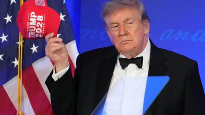 Bild: Mark Schiefelbein/AP/dpa
Trump lobte und tadelte die Medien.