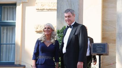 Bild: Karl-Josef Hildenbrand/dpa
„Es wird schon alles seinen Gang gehen“, sagt Söder zur Regierungsumbildung in Berlin am Rande des Festspieljubiläums in Bayreuth.