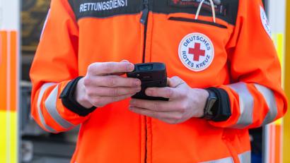 Bild: Armin Weigel/dpa
Das Bayerische Rote Kreuz hält den geplanten Uniformtag für eine schlechte Idee. (Archivbild)