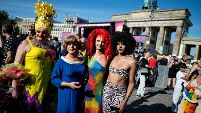 Bild: Fabian Sommer/dpa
Am Brandenburger Tor gab es einen Drag* March.
