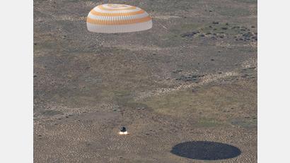 Bild: Bill Ingalls/Nasa/dpa
Die Raumkapsel Sojus MS-28 landet in der kasachischen Steppe