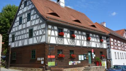 Bild: Josef Rosner
Im Obergeschoss der Gäste-Info in Bad Neualbenreuth befinden sich die Grenzlandheimatstuben, die jetzt für die Zukunft fit gemacht werden.