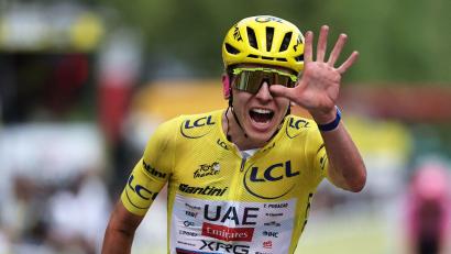 Bild: Anne-Christine Poujoulat/AFP/dpa
Tadej Pogacar zeigt fünf Finger für alle seine Tour-Siege.