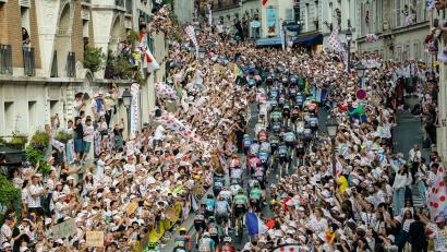 Bild: Geoffroy Van Der Hasselt/AFP/dpa
Menschenmassen feiern die Radprofis auf der letzten Etappe in Paris.