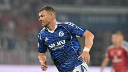 Bild: Bernd Thissen/dpa
Edin Dzeko soll auch in der Bundesliga für Schalke stürmen. (Archivbild)