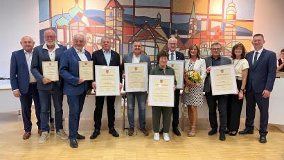 Bild: Marianne Moosburger
Strahlende Gesichter gab es am Ehrenabend bei 2.Bürgermeister Georg Götz, Georg Erras, Werner Koller, Hans Lederer, Martin Weiß, Brigitte Trummer, Bernhard Lindner mit Ehefrau Monika, Werner Wendl, Hahnbachs dritte Bürgermeisterin Evi Höllerer und Bürgermeister Dominik Sachsenhauser. (von links).