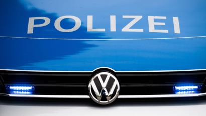 Symbolbild: Lino Mirgeler/dpa
Nach einer Unfallflucht in der Weigelstraße in Weiden sucht die Polizei einen BMW mit ESB-Kennzeichen.