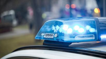 Bild: Daniel Vogl/dpa
Die Polizei sperrte für die Bergungsarbeiten in der Nacht die Autobahn. (Symbolbild)