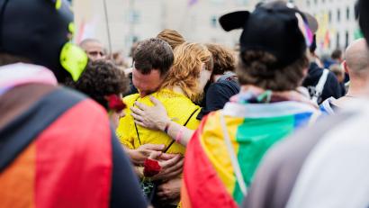 Bild: Christoph Soeder/dpa
Nach dem Anschlag am Rande des CSD in Berlin trauern viele Menschen, unter anderem vor dem Brandenburger Tor.
