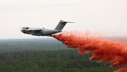 Bild: Abdul Saboor/Pool Reuters/AP/dpa
Ein Airbus A400M wirft Löschmittel über dem Waldbrand nahe Lacanau ab.