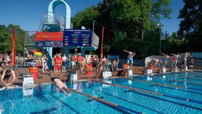 Bild: Gerd Spies
Den Anfang beim 24-Stunden-Schwimmen durften wie immer die Vertreter der Stadt Amberg und die Sponsoren machen.