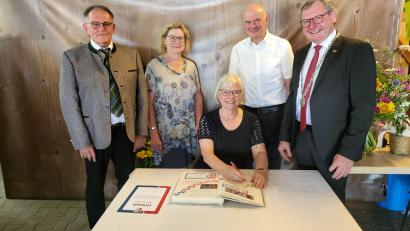 Bild: Lothar Drachsler
Schulamtsdirektor Johann Hilburger (links) und Bürgermeister Martin Prey (rechts) mit seiner Stellvertreterin Rita Salomon (zweite von links) würdigten die Verdienste von Rektorin Ortrud Sperl (mit Ehemann Franz). Der Bürgermeister bat um den Eintrag ins Goldene Buch.
