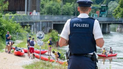 Bild: Peter Kneffel/dpa
Mit dem Schlauchboot auf der Isar zu fahren ist beliebt - kann aber nicht ganz ungefährlich sein. (Archivbild)