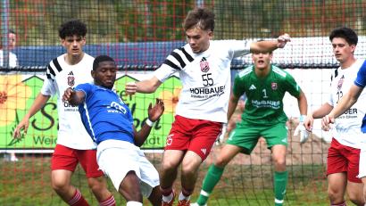Bild: Gerhard Büttner
Luhe-Wildenaus Paul Fenzl (Mitte) gegen den besten Dingolfinger Ben Kouame.