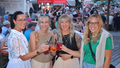 Bild: Josef Rosner
Einen mediterranen Sommerabend erlebten die Besucher des Marktplatzfest am Samstagabend in Mitterteich. Zu einer lauschigen Nacht gehören kühle Drinks, wie sie die vier jungen Damen sichtlich genießen.