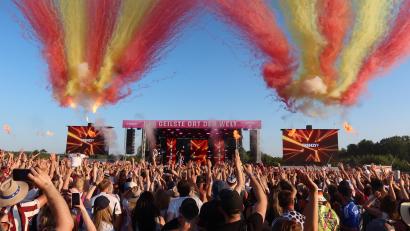 Bild: Helmut Kunz
Feuerfontänen, Rauch- und Nebeleffekte sorgen am Samstag für Festivalatmosphäre auf dem Neuen Festplatz in Weiden.
