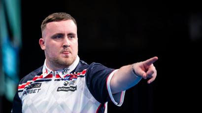 Bild: Hannes P. Albert/dpa
Luke Littler gewinnt derzeit quasi alle wichtigen Titel. (Archivbild)