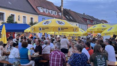 Bild: Marianne Moosburger
Sehr gut besucht war das Marktfest rund um den Kirwabaum.