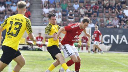 Bild: Hubert Ziegler
Fernando Rösler (links) vom FC Amberg attackiert in dieser Szene Franz Wendl von der SpVgg Lam.