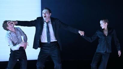 Bild: Barbara Gindl/APA/dpa
Die Neuinszenierung von „Faust I“ feierte bei den Salzburger Festspielen Premiere.