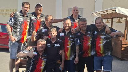 Bild: Karl Ziegler
Das erfolgreiche Dartteam mit (hinten von links) Michael Unterbuchner, Jimmy Gläßel, Michael Kleber, Peter Schnupfhagn und (vorne von links) Mensur Suljovic, Busfahrer Josef Brunner, Julian Burger, Lukic Danijel, Hans Jürgen Bauer.