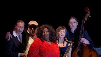 Bild: Peter Hümmer
Die Band „The Ballroomshakers“ mit Sängerin Roberta Collins.