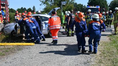 Bild: Kerstin Kiener
Die Tür des PKWs ist durch den Einsatz des hydraulischen Rettungsgerätes offen, die Verletzten können versorgt und geborgen werden.