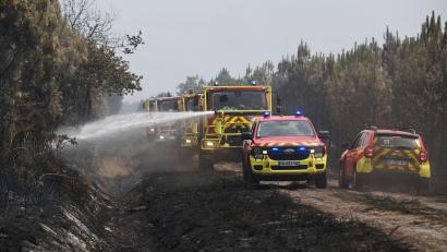 Bild: Emma Da Silva/AP/dpa
Die Feuerwehr kämpft weiter mit einem Großaufgebot gegen die Waldbrände bei Bordeaux.