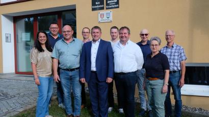 Bild: Robert Dotzauer
In der Verwaltungsgemeinschaft Kirchenthumbach gibt es einen "Regierungswechsel". Die neue Verbandsversammlung wählte den Kirchenthumbacher Bürgermeister Ewald Plößner (Bildmitte) zum neuen Vorsitzenden. Zu Stellvertretern wählte das Gremium die Bürgermeister Alexander Goller (Vorbach) und Johannes Schmid (Schlammersdorf).