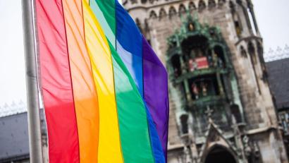 Bild: Lino Mirgeler/dpa
Als Zeichen der Solidarität wehen vor dem Münchner Rathaus Regenbogenflaggen. (Archivbild)