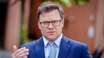 Bild: Kay Nietfeld/dpa
Umweltminister Carsten Schneider fordert volle Anstrengung für den Klimaschutz. (Archivbild)