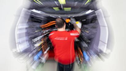 Bild: Marijan Murat/dpa
Bei Porsche sollen noch mehr Stellen wegfallen. (Archivbild)