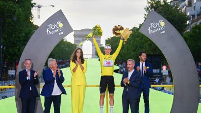 Bild: Bernard Papon/Pool L’Equipe/AP/dpa
Tadej Pogacar feiert seinen fünften Gesamtsieg bei der Tour.