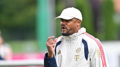 Bild: Peter Kneffel/dpa
Trainer Vincent Kompany muss sich noch gedulden, bis sein Team komplett ist.
