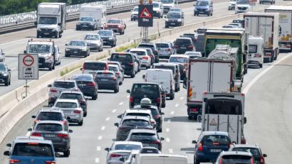 Bild: Pia Bayer/dpa
Besonders zu Beginn der Sommerferien ist die Staugefahr auf bayerischen Autobahnen groß. (Archivbild)