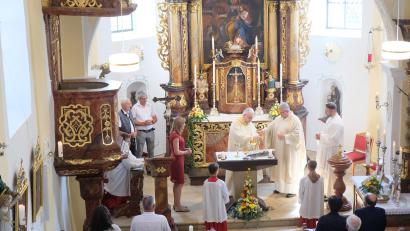 Bild: Robert Dotzauer
Mit Abt em. Hermann Josef Kugler als Hauptzelebranten und mit Ortspfarrer Adrian Kugler feierten die Vorbacher mit einem Pontifikalgottesdienst das Patronatsfest und den Abschluss der Restaurierungsarbeiten der Anna-Kirche.
