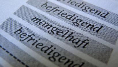 Bild: Ina Fassbender/dpa
Mit einer Fünf im Zeugnis fällt der Heimweg vielen Kindern und Jugendlichen schwer. (Symbolbild)