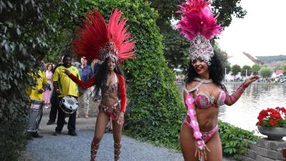 Bild: Nicole Rochelt
Die Latino-Tänzerinnen kamen mit ihren Samba-Shows zum Publikum rund um den See und waren auch optisch ein Blickfang.